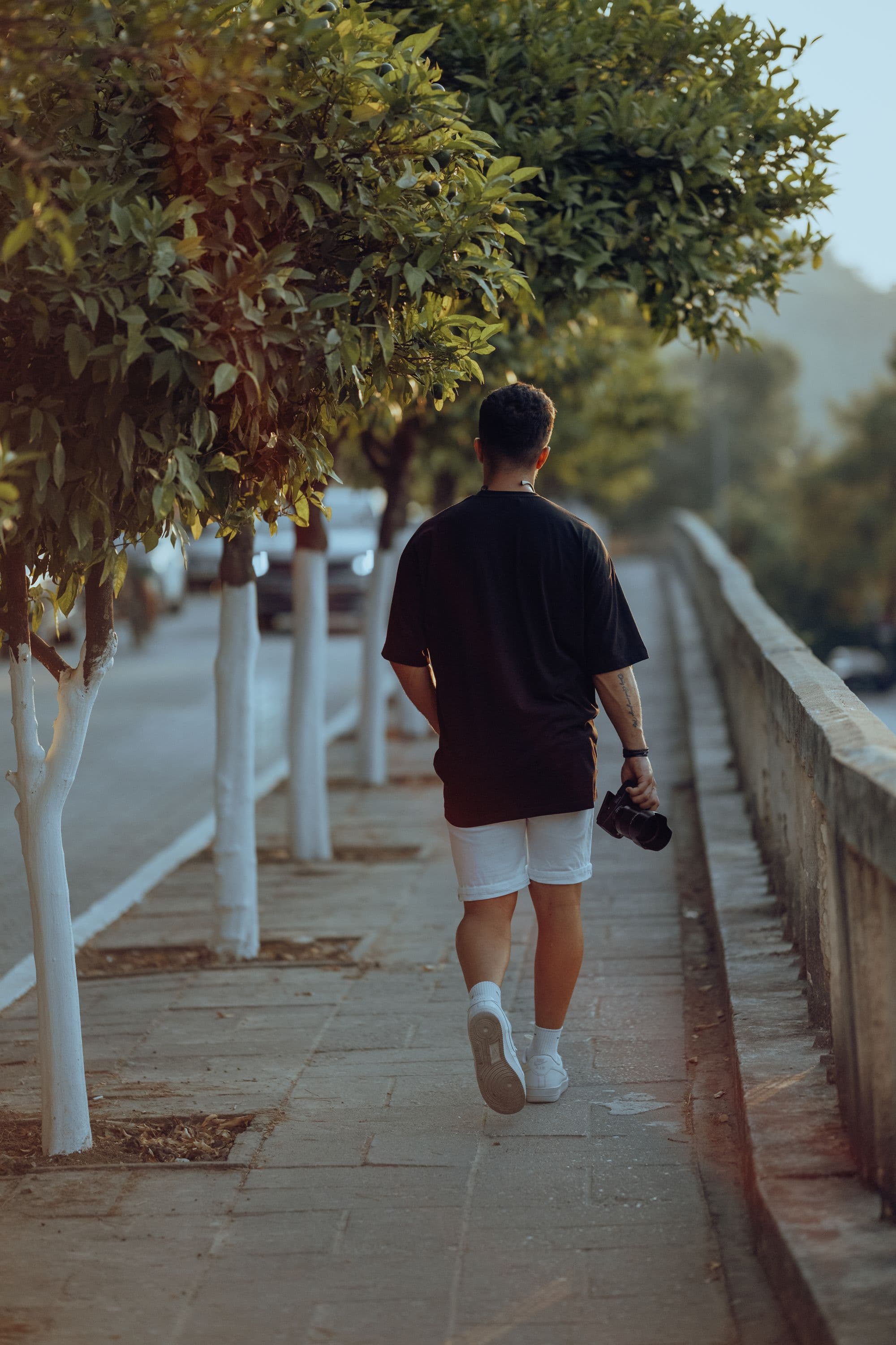 Sokakta fotoğraf çeken biri