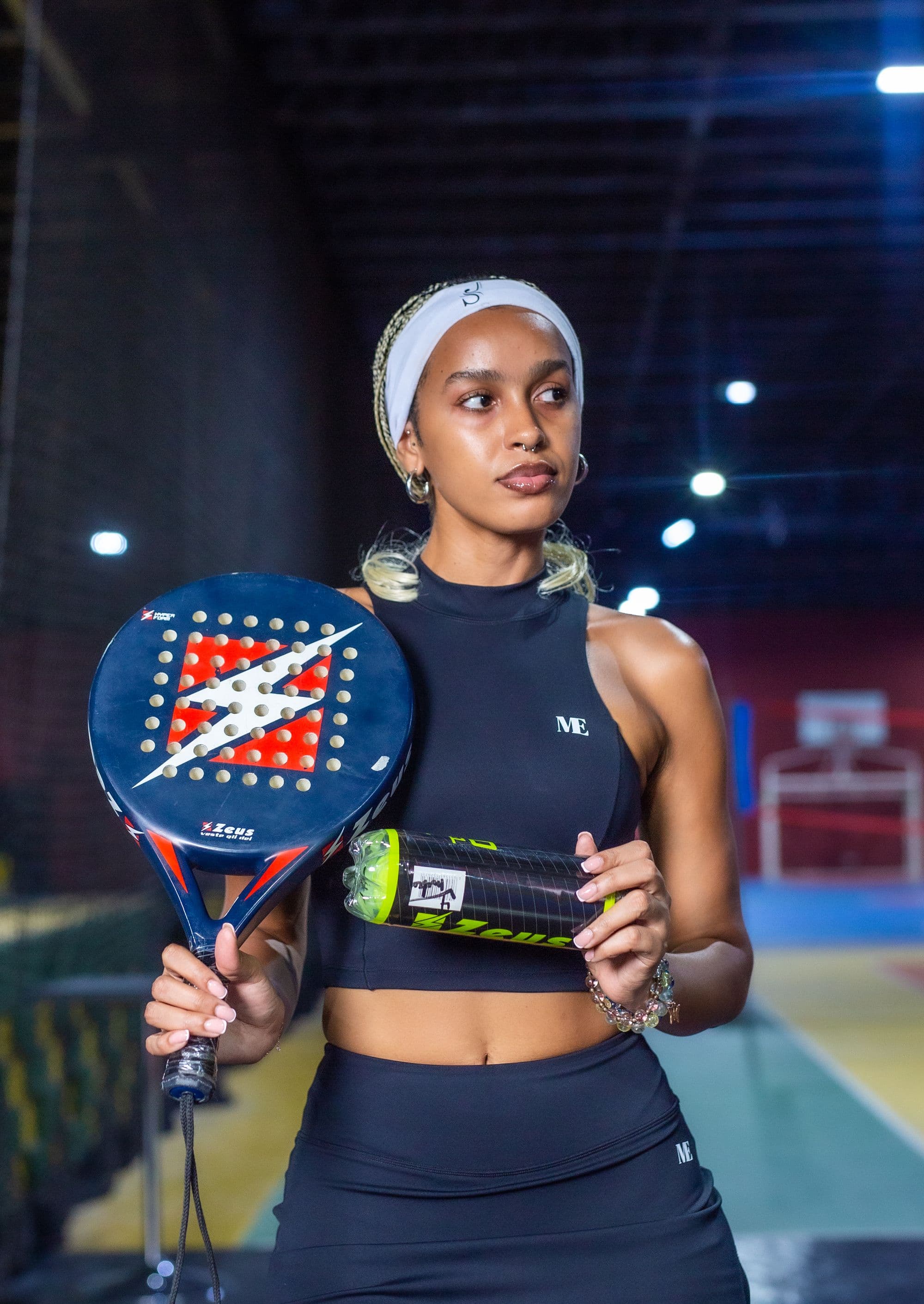 Kortta padel oynayan biri